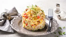 Салат Королевский с крабовыми палочками и сухариками