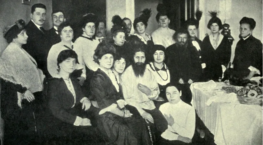 Распутин среди поклонников, 1914 год.