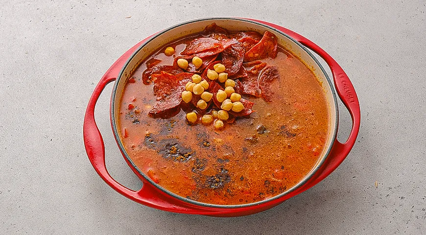 Рис по-испански с чоризо и нутом