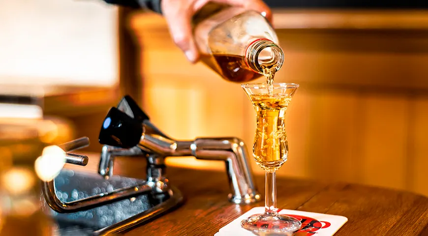 Genever — прародитель джина, для которого характерны насыщенные хлебные и пряные тона благодаря использованию спирта из солода