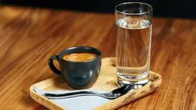 Почему кофе нужно запивать водой — ответ не так очевиден