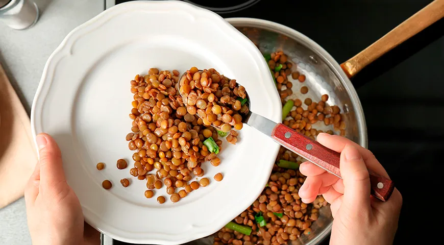 Рекомендуемая суточная норма потребления вареной чечевице для взрослых составляет 150–200 г