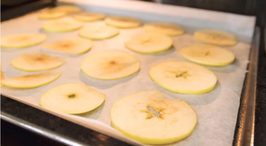 Вариант нарезки яблок для сушки — кружочками с сердцевиной