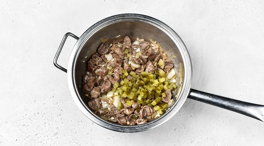 Куриные сердечки, тушенные с солёными огурцами и сметаной