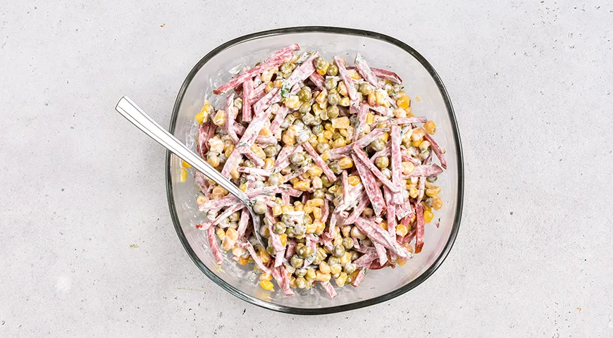 Салат с горошком, кукурузой и колбасой