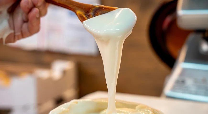 В качестве сырья для производства плавленого сыра используют натуральные сыры (обычно с дефектами формы или корки)