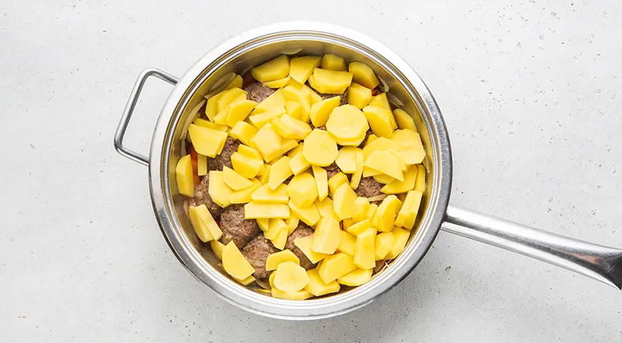 Тушеная картошка с фрикадельками