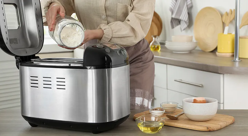 Мука добавляется в хлебопечку в предпоследнюю очередь, сухие дрожжи — в последнюю (сверху на муку)