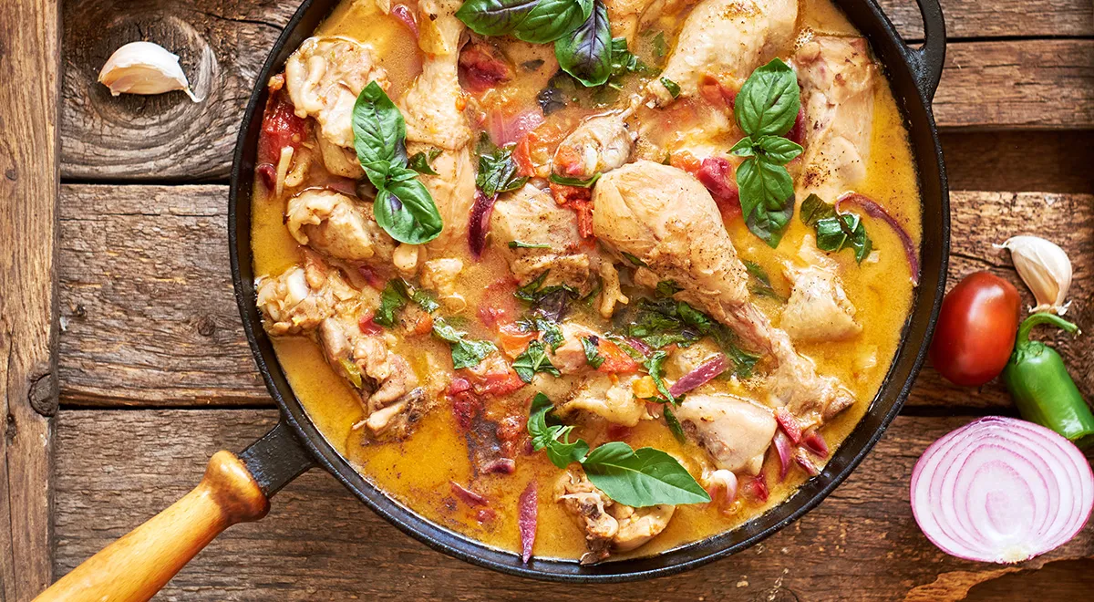 Бедрышки куриные на сковороде. Рецепт из курицы на второе на сковороде. Рецепт из курицы на второе на сковороде. Курочка жареная на сковороде. Рецепт из курицы на второе на сковороде.