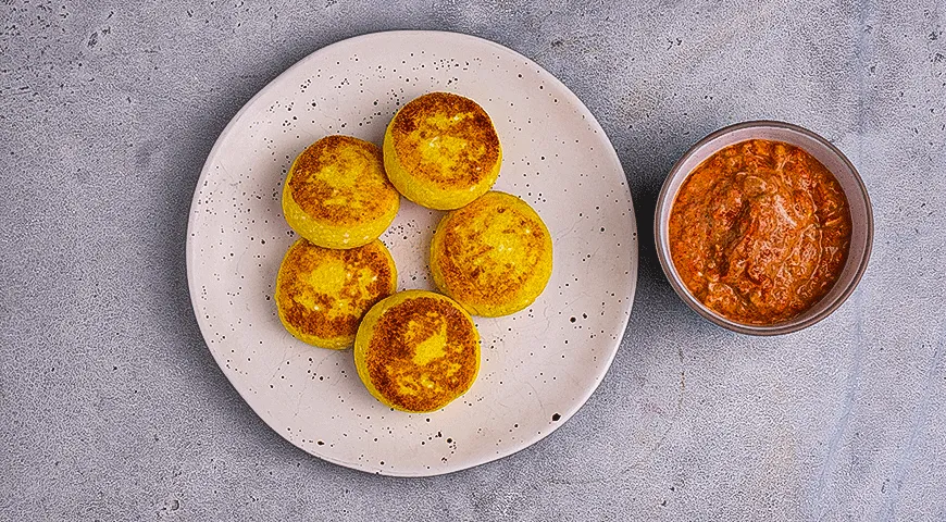 Несладкие сырники с соусом из запеченных овощей