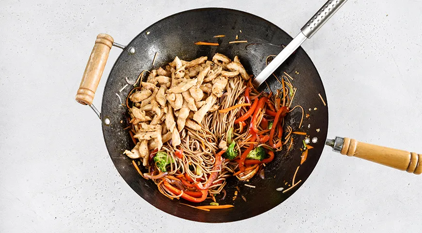 Лапша вок с курицей и овощами