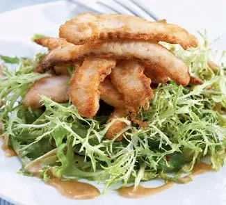 Салат фризе с жареной рыбой и заправкой из лимона