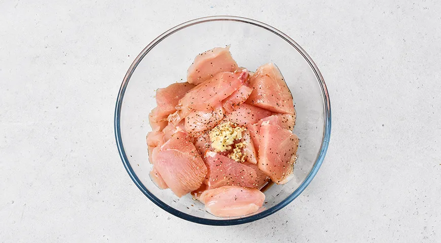 Курица в кисло-сладком соусе с болгарским перцем и морковью