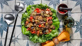 Теплый салат с говядиной и баклажанами