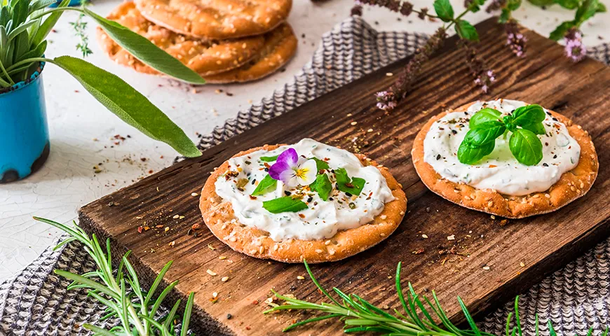 Пастообразный обезжиренный творог имеет однородную консистенцию, без видимых фрагментов