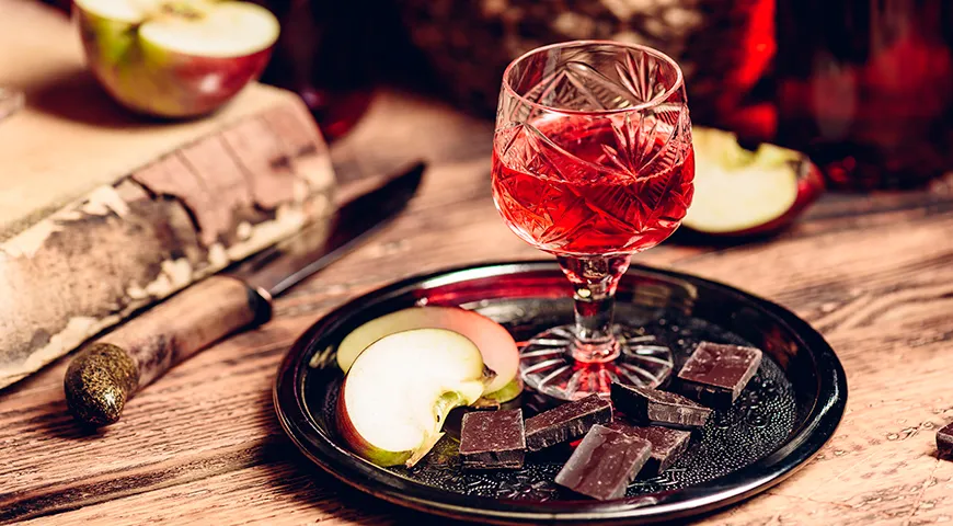 Наливки принято смаковать маленькими глотками из изящных рюмок с ножкой