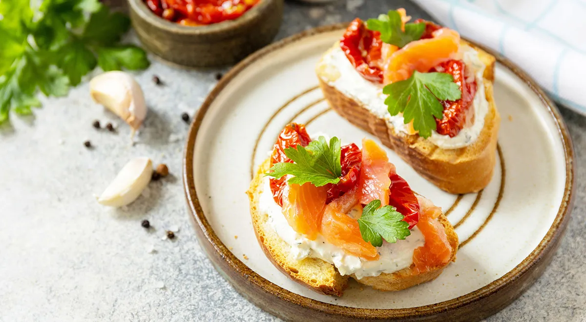 Рецепт бутерброда с красной рыбой и помидорами