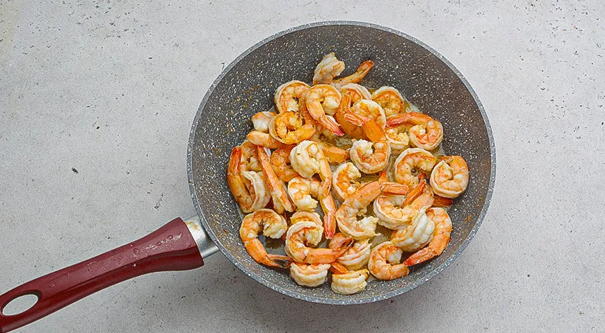 Салат из креветок с помело и острой заправкой