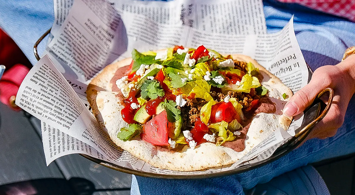 Тостада с фаршем и фасолью