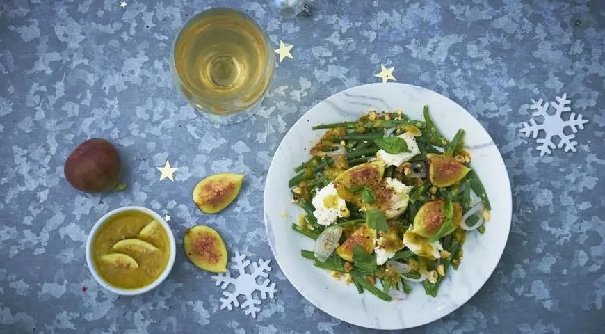 Благодаря инжиру простые салаты становятся интереснее