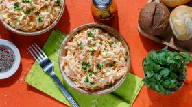 Салат с морковью, сыром, яйцами и чесноком