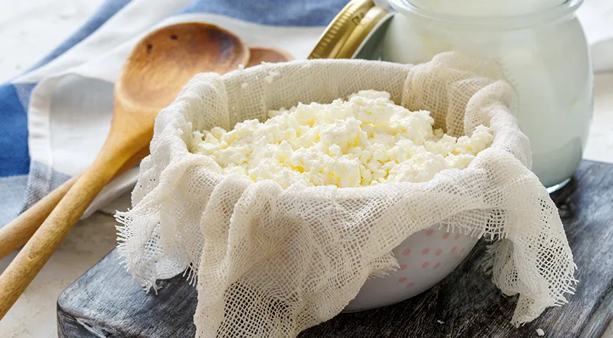 Для сырников выбирайте сухой творог. Но если куплен другой, обязательно отвесьте его в марле