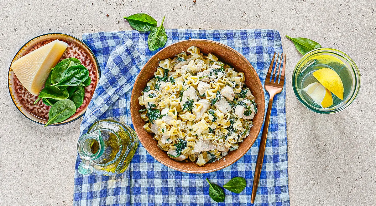 Макароны «сердечки» с курицей и шпинатом в сливочном соусе