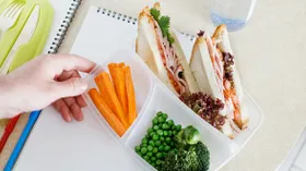 Перекусы в школе: что положить ребенку в ланчбокс
