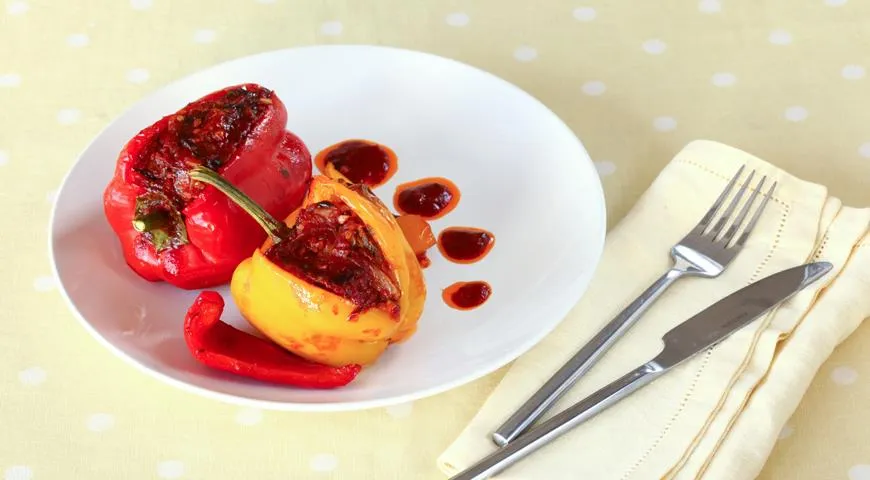 Перец, фаршированный овощами и булгуром