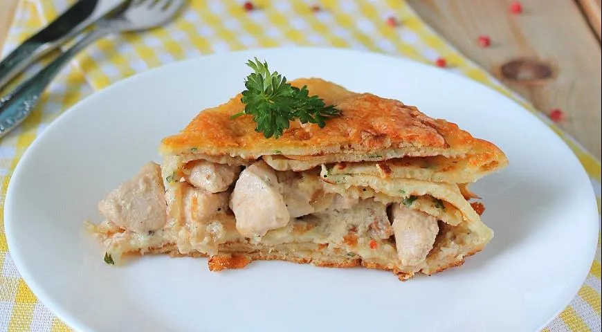 Блинный пирог с грибами и курицей