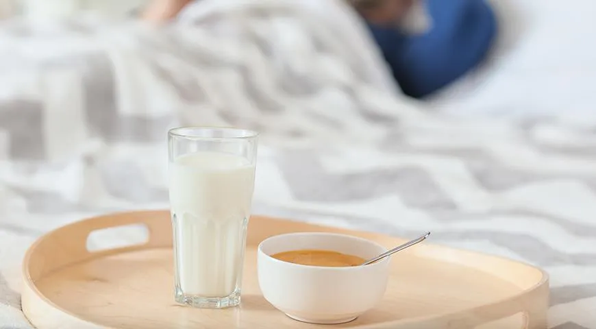 Раньше стакан теплого молока считался панацеей от кашля. Сейчас врачи считают, что такой способ облегчения болезни действует на всех по-разному