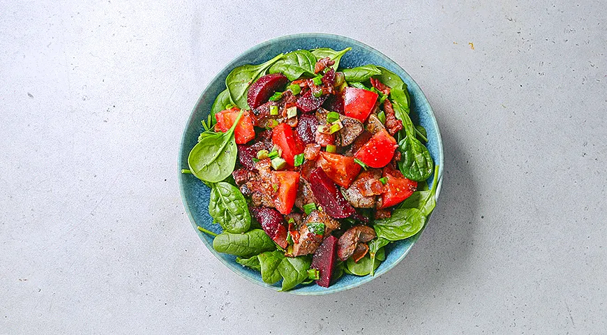 Теплый салат из куриной печени со свеклой