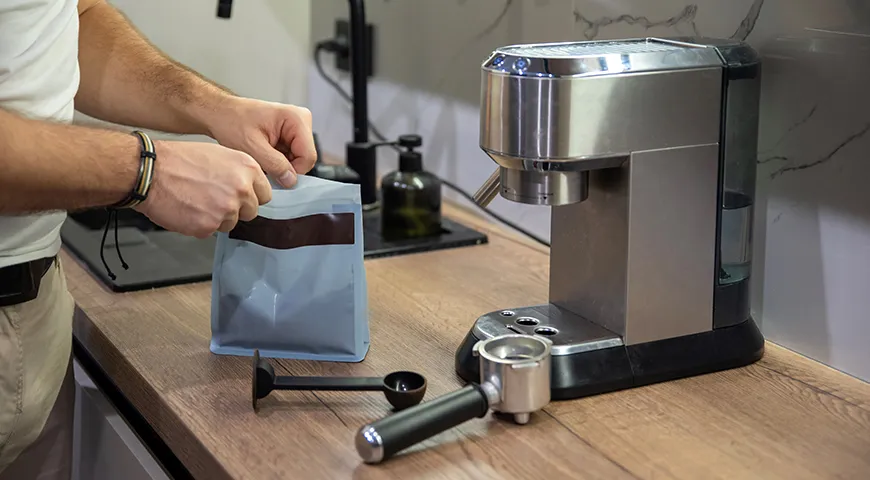 Для кофемашины оптимален средний помол, а обжарку лучше брать темную, чтобы при экстракции под давлением и при высокой температуре лучше раскрылся вкус