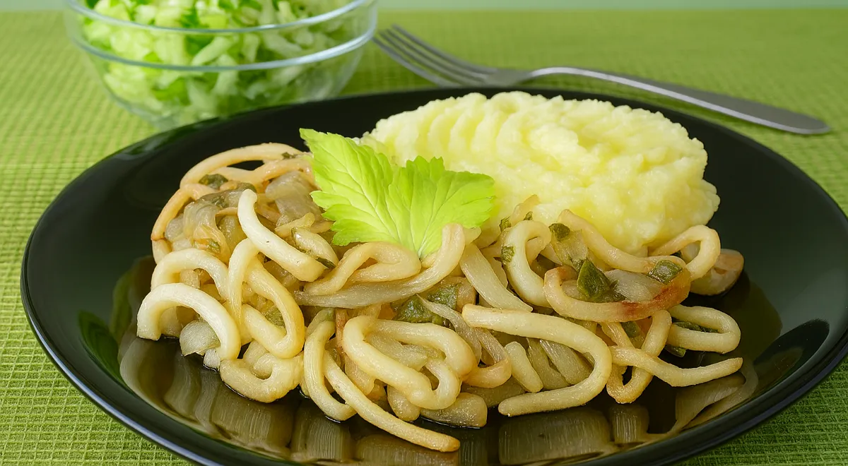 Кальмары, тушенные с луком и зеленью