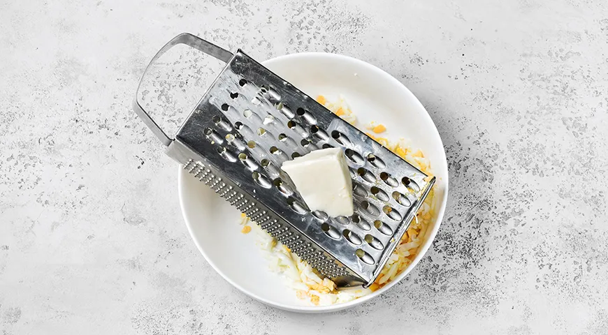 Салат «Белочка» из плавленого сырка