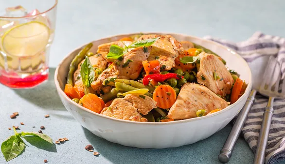 Куриное филе с замороженными овощами на сковороде