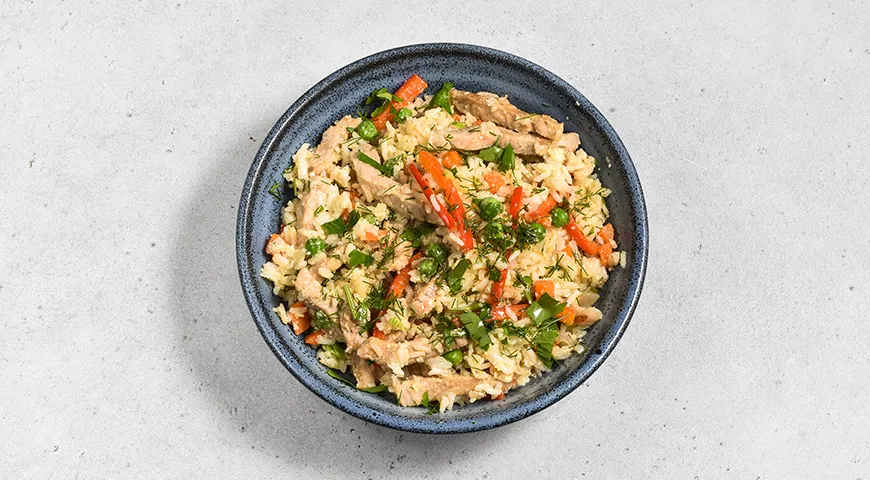 Рис со свининой и овощами в сковороде