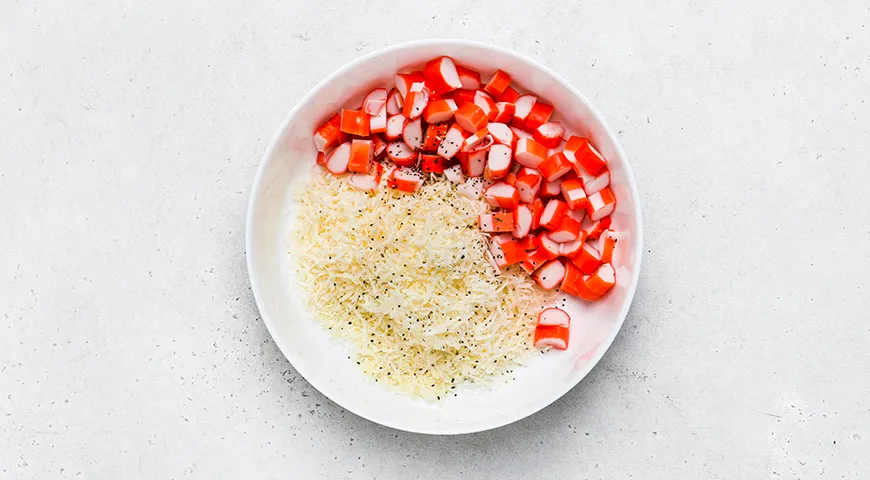 Салат с крабовыми палочками, сыром и яичными блинчиками