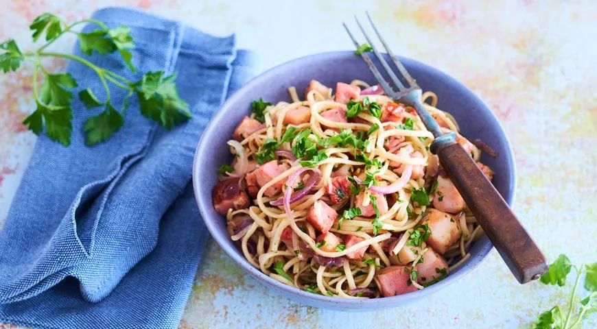 Рецепт яичной лапши с салями, копченым беконом и красным луком