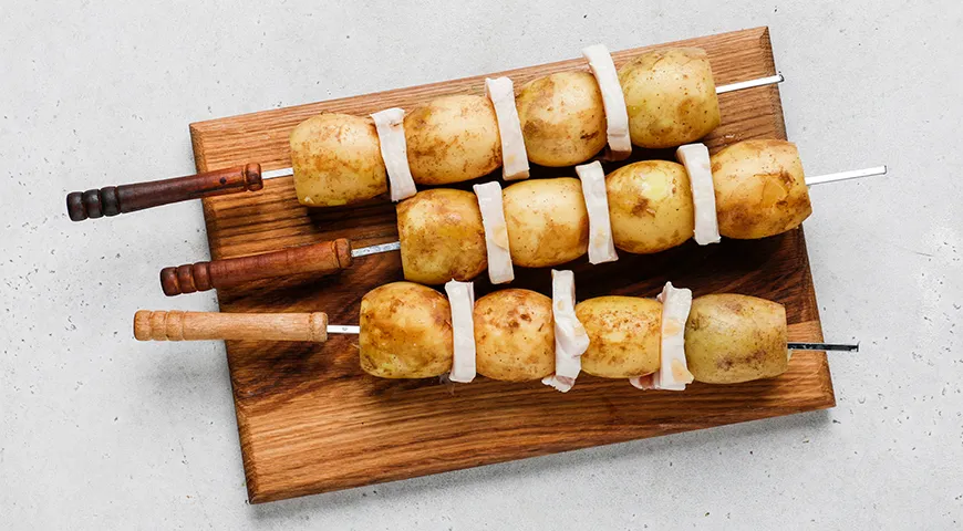 Картошка с салом на шампурах на мангале