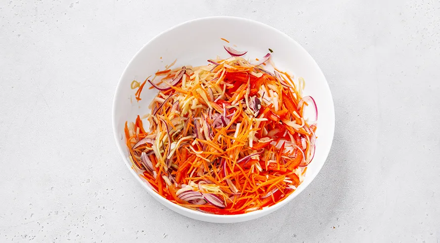 Сосиски в тесте, с овощами и сыром