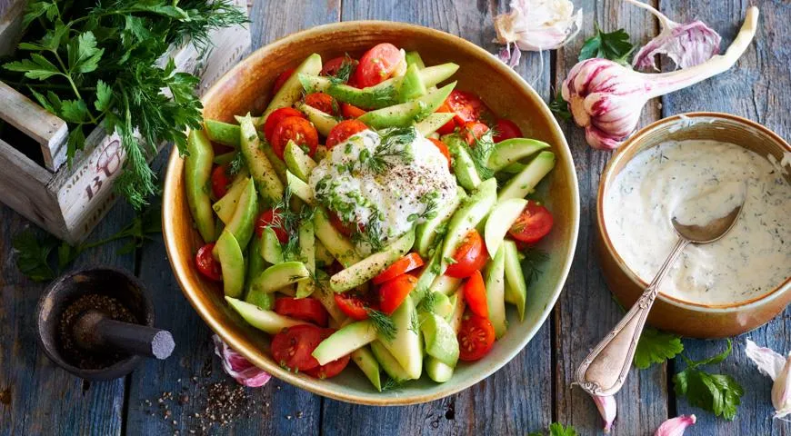 Салат из кабачков с чесноком и сметаной