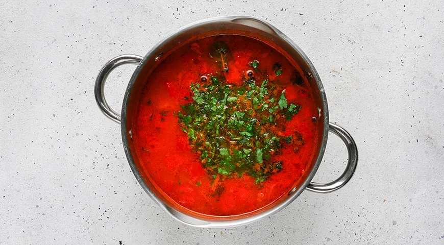 Томатный суп с курицей, фасолью и овощами