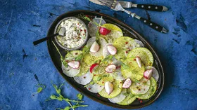 Салат из редиски, дайкона и редьки с сырным соусом