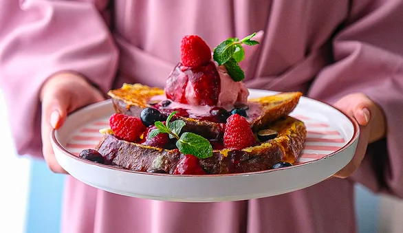 Гренки из кулича с ягодами и мороженым