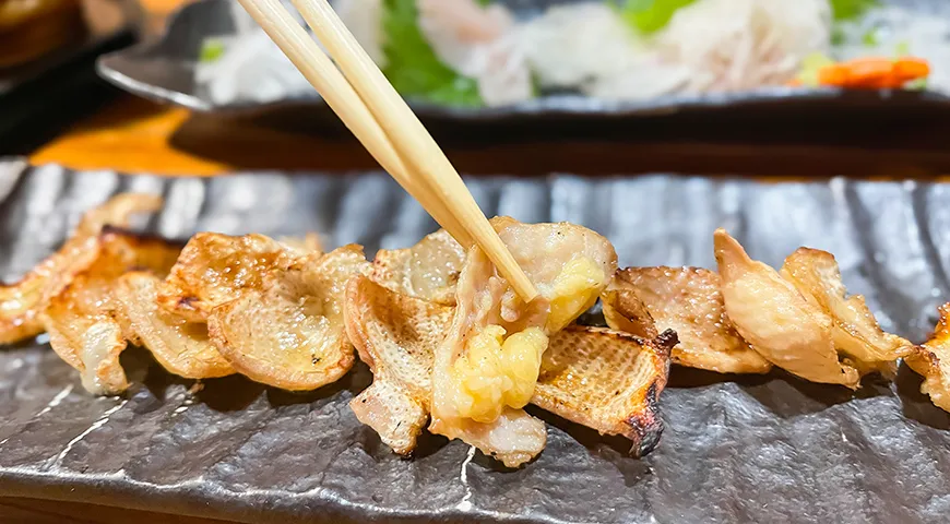 В Японии «торикава» — жареные на углях кусочки куриной кожи — классическая закуска в идзакая