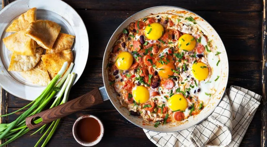 Яичница с сосисками и фасолью