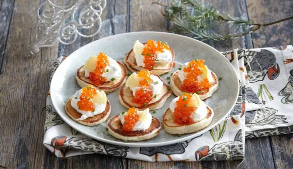 Мини-блинчики со сметанным кремом и икрой