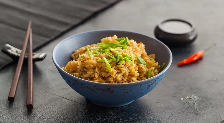 Жареный рис с имбирем и зеленым луком
