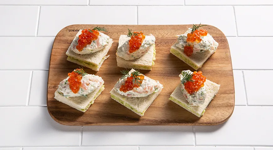 Канапе с творожным сыром, авокадо, красной рыбой и икрой